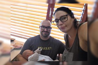 Alexandre et Aline Sierro et leur enfant Mathis, à l'hôpital de Sion.